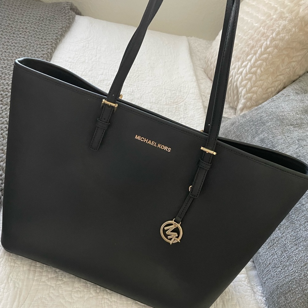MK purse, looks brand new